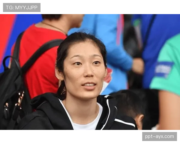 朱婷赛场像铁娘子，下了场拽着几个名牌袋子，我这穷人视角直冒汗